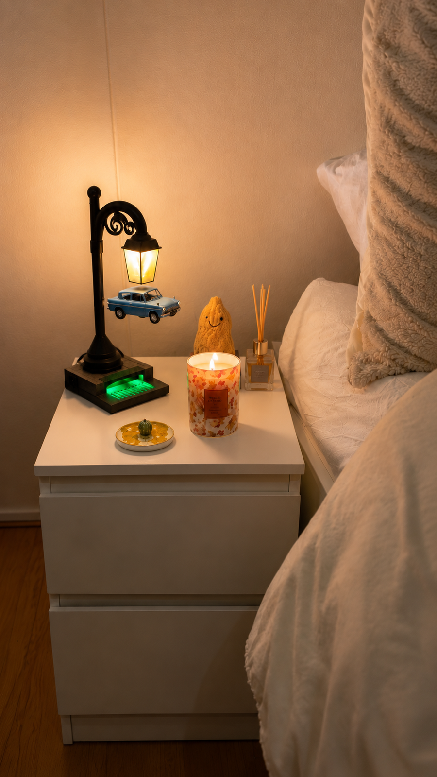Floating lamp in a fan's room